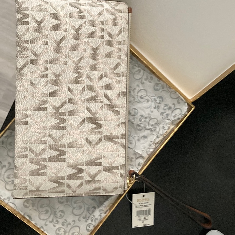 Michael Kors JET SET Vanilla Wristlet Clutch NWT